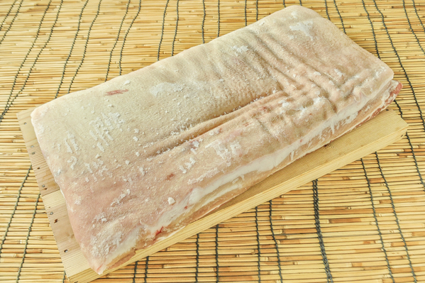 新入荷 豚肉皮付きバラ 冷凍 八面六臂
