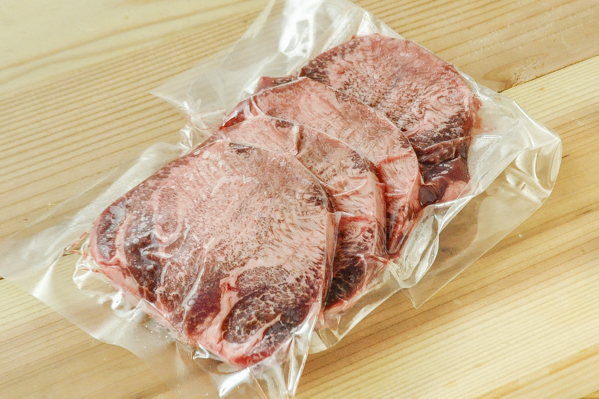 牛タン元厚切り 特上 切れ目入り 冷凍 八面六臂