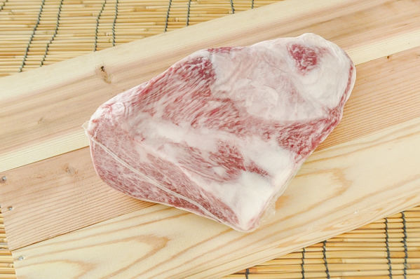 黒毛和牛モモ（トモサンカク）