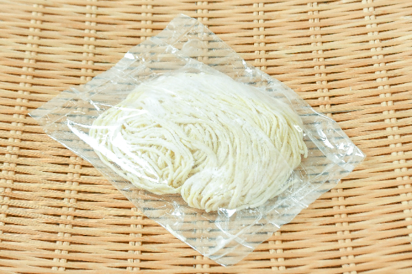 生中華麺（#22 角ストレート） 【業務用食材の仕入れなら八面六臂】