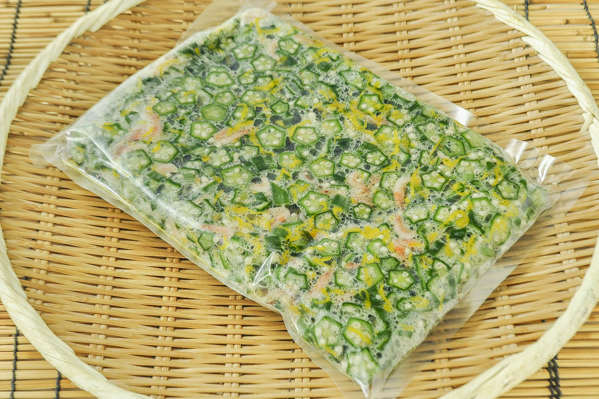 桜えびとオクラの菊花和え 八面六臂