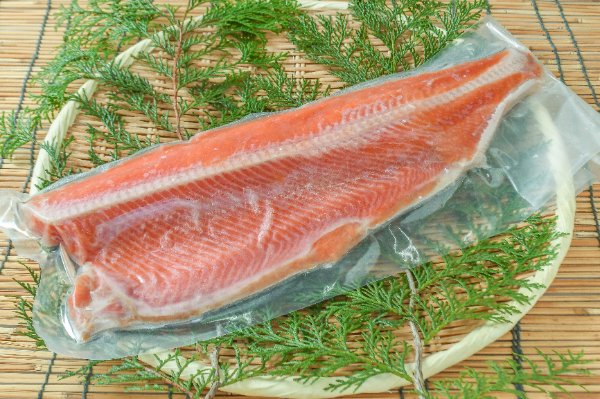 タスマニアサーモン（半身） 【業務用食材の仕入れなら八面六臂】