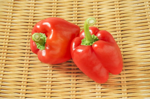 パプリカ 赤 M 30玉サイズ 八面六臂