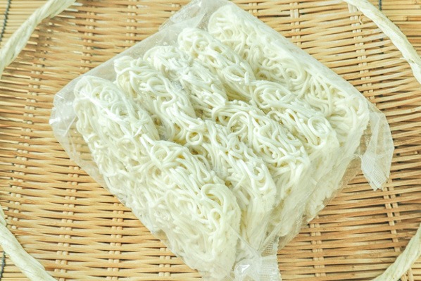 のれんめぐり 冷麺（白）（冷凍） 【業務用食材の仕入れなら八面六臂】