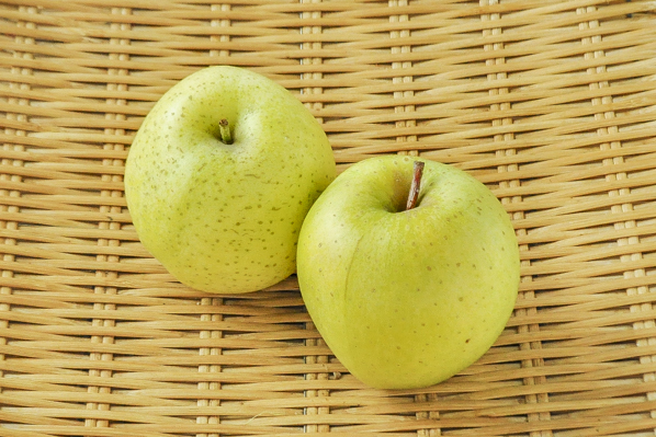 青りんご（王林）（46玉サイズ） 【業務用食材の仕入れなら八面六臂】