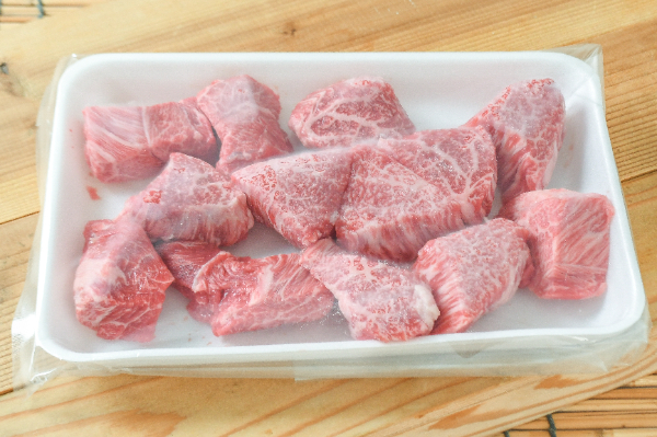 雪降り和牛ミスジサイコロステーキ　(A5)