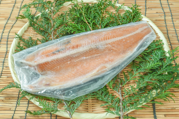 サーモンフライ 【業務用食材の仕入れなら八面六臂】