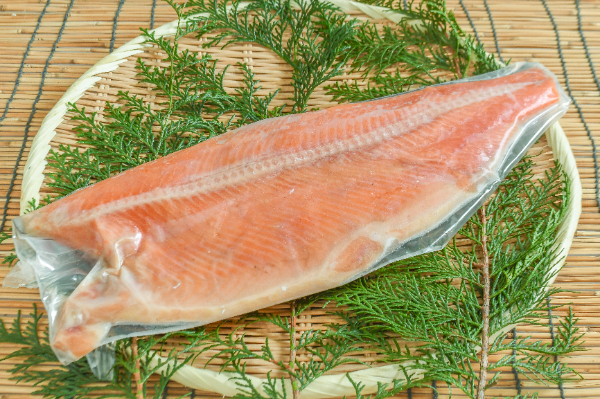 定塩銀鮭フィレ（養殖）1kg