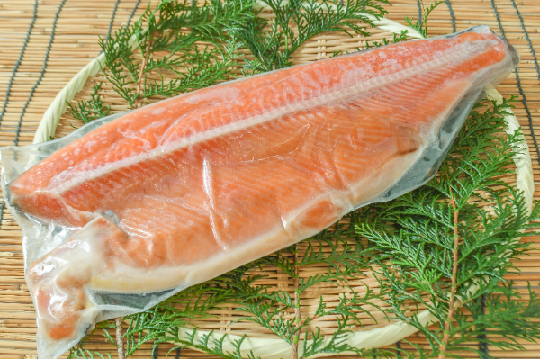 定塩銀鮭フィレ（養殖）1-1.5kg