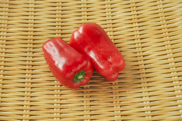 ピーマン 赤 M 八面六臂