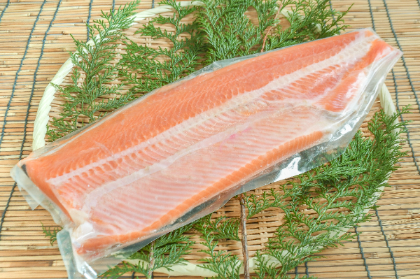 タスマニアサーモン（1／4）（背腹指定なし） 【業務用食材の仕入れ