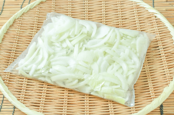 IQFオニオンスライス 【業務用食材の仕入れなら八面六臂】