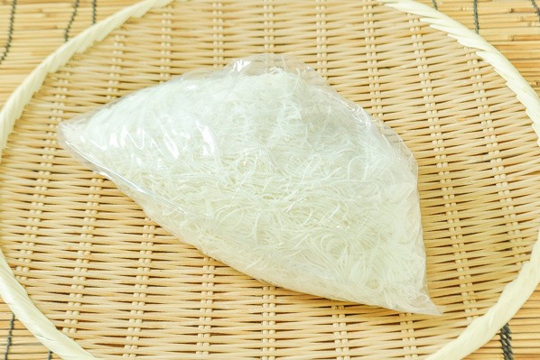 鮮度抜群大好評！中国産松茸 有難 1kg 箱 つぼみLMサイズ