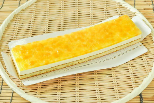 たっぷり果実のマンゴーケーキ（フリーカット）