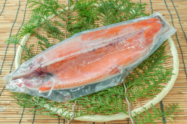 ノルウェーサーモン（半身） 【業務用食材の仕入れなら八面六臂】