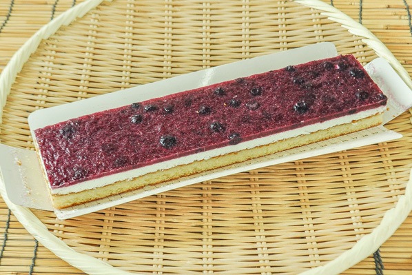 たっぷり果実のミックスベリーケーキ（フリーカット）