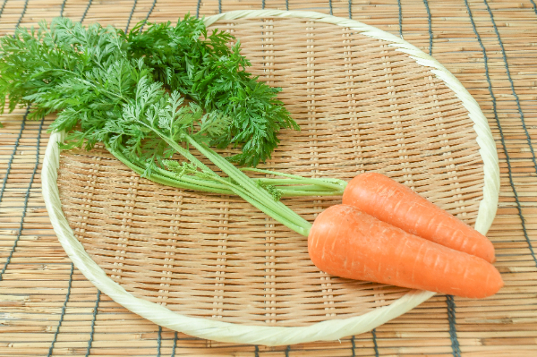 葉付人参 【業務用食材の仕入れなら八面六臂】