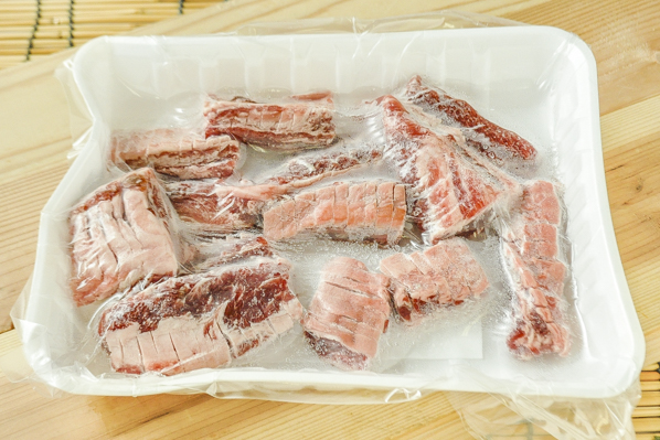 牛肉中落カルビ手切り焼肉切れ目入