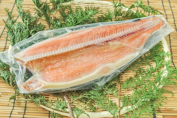 （丸徳誠洋水産有限会社）定塩銀鮭フィレ（甘口）（1.5級）800-1kg