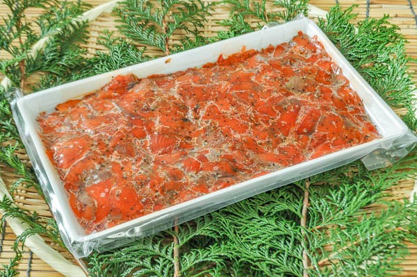（松岡水産株式会社）紅鮭スモークサーモンスライス（ブラックペッパー）（切り落とし）（冷凍）