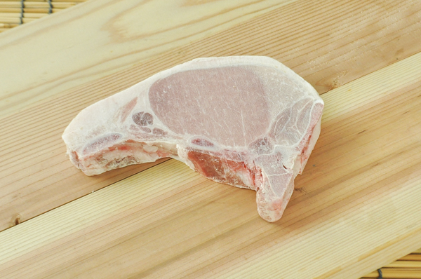 国産豚肉骨付きロース切身（冷凍）