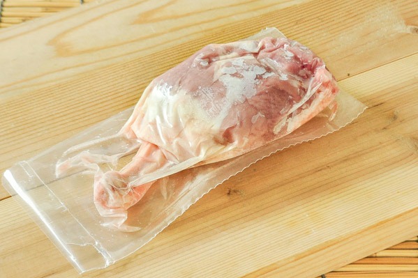 骨付き鴨モモ肉（チェリバレー種鴨）（冷凍） 220-260gr